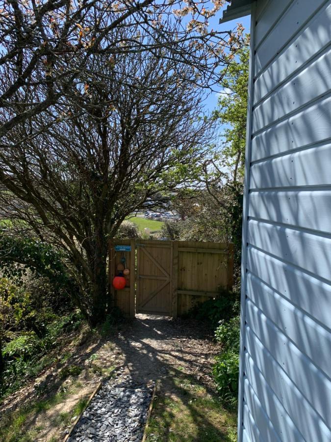 Tides Reach, Deluxe Shepherds Hut 1, 100M From The Beach Saint Merryn Exterior photo