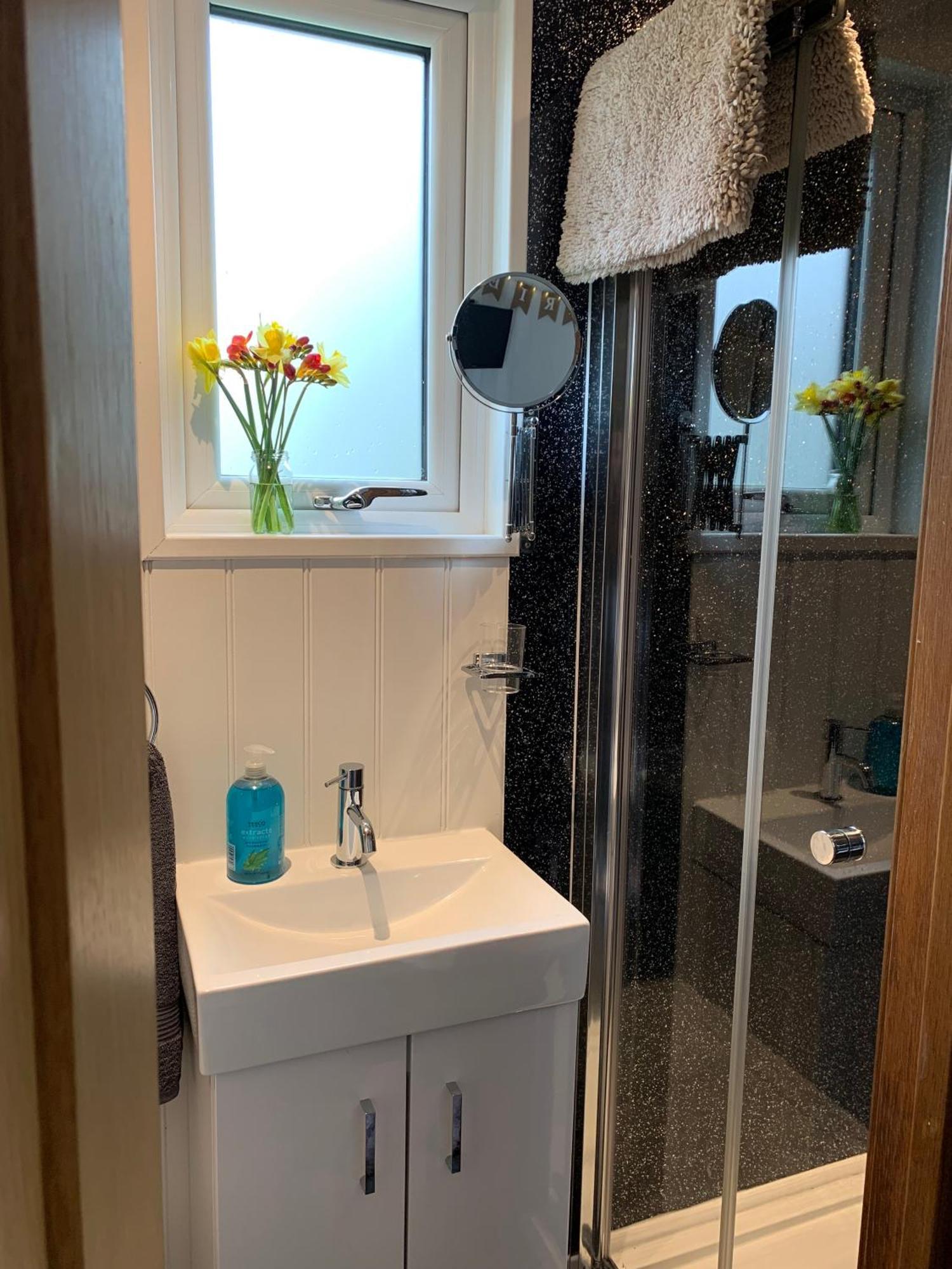 Tides Reach, Deluxe Shepherds Hut 1, 100M From The Beach Saint Merryn Exterior photo
